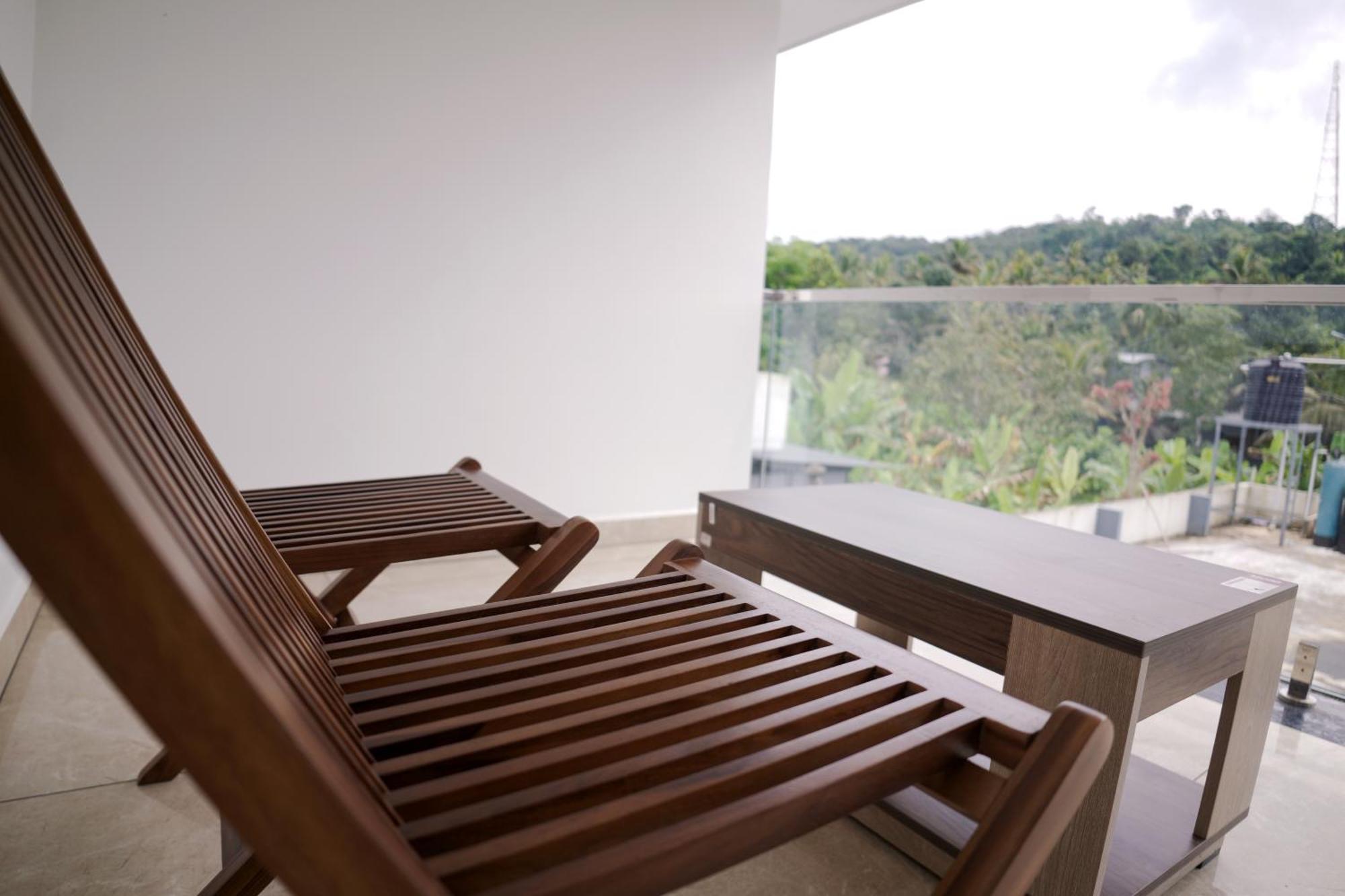 Teak And Lake Homestay Thekkady Exterior photo