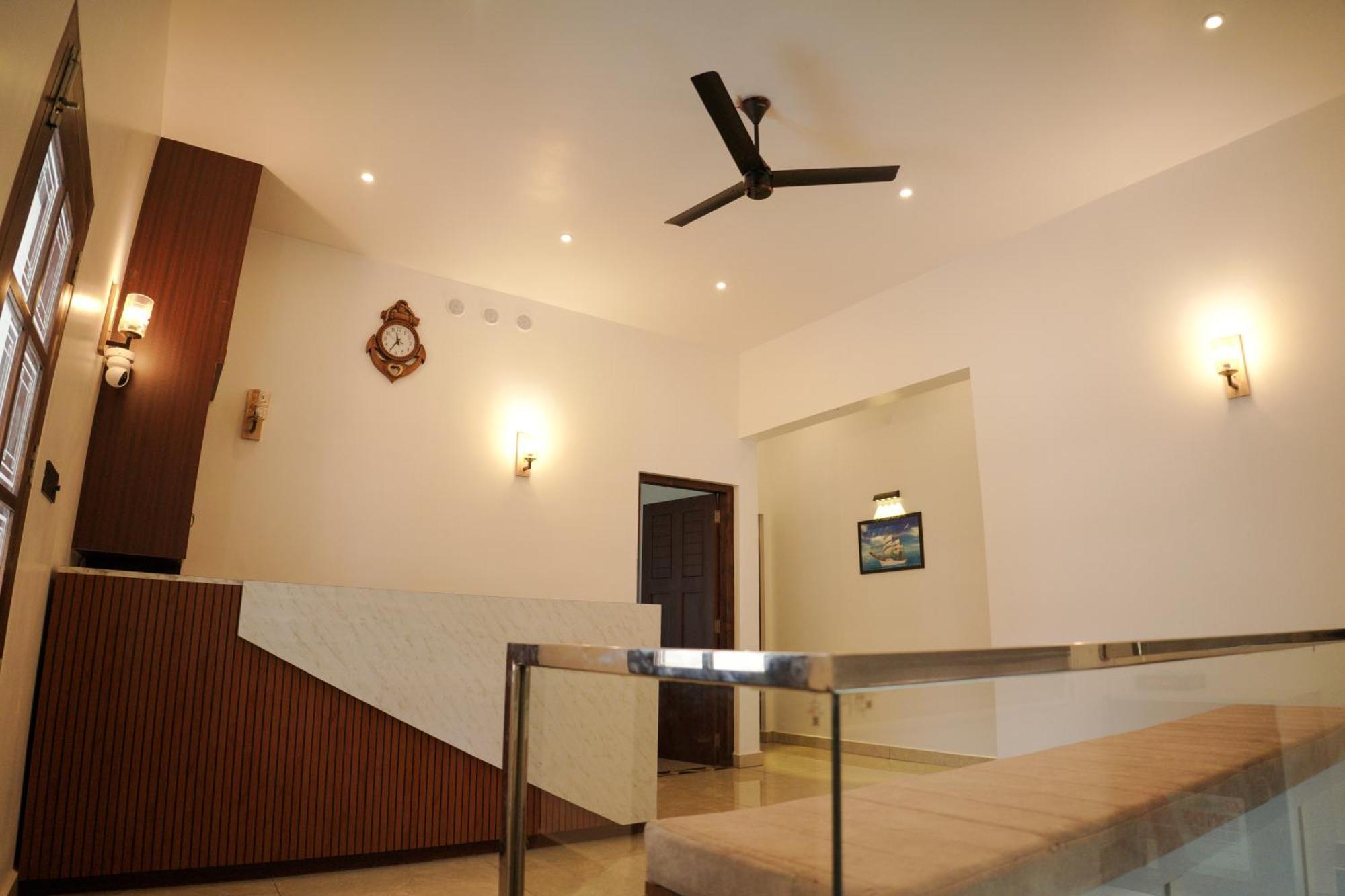 Teak And Lake Homestay Thekkady Exterior photo