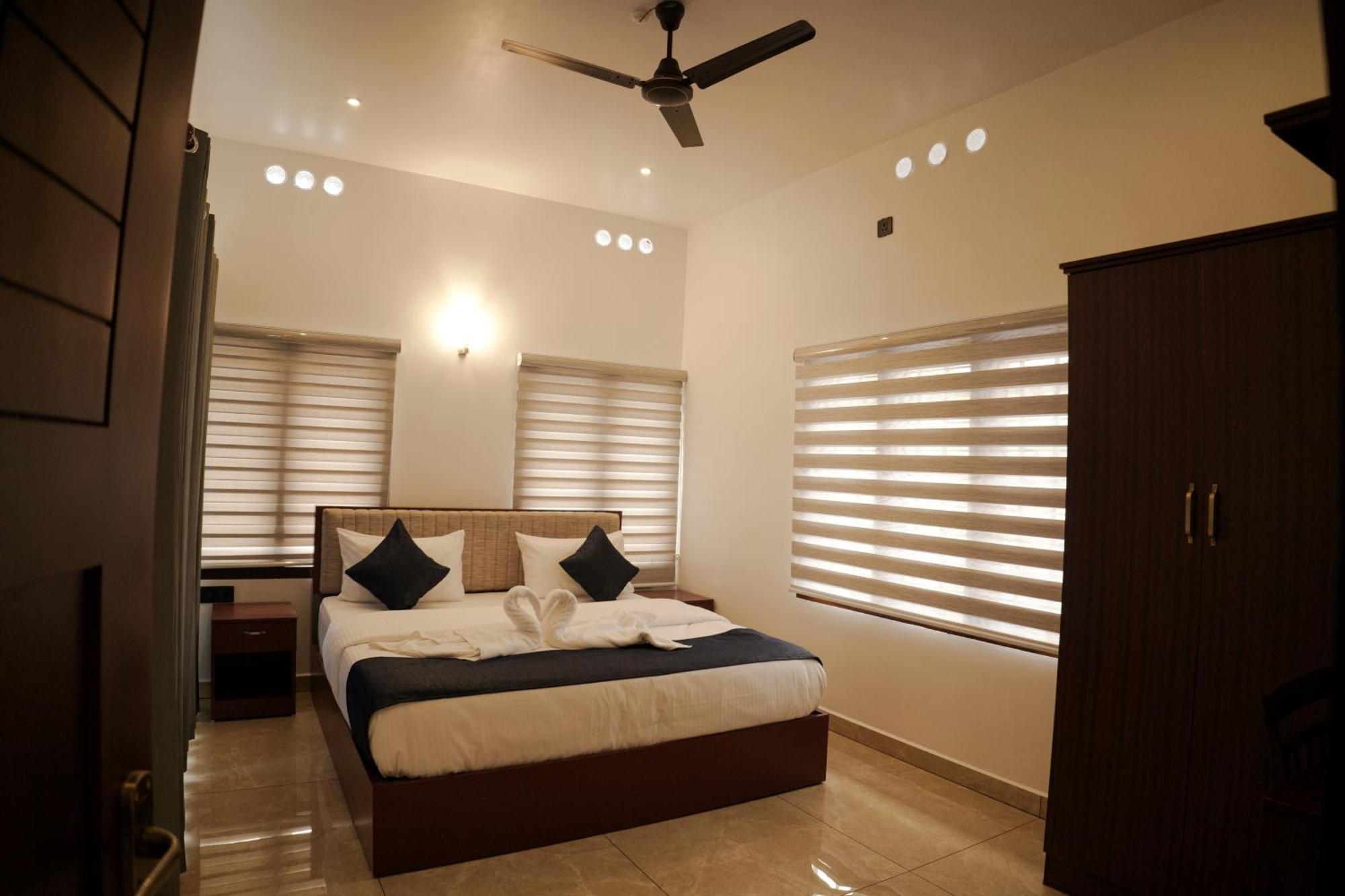 Teak And Lake Homestay Thekkady Exterior photo
