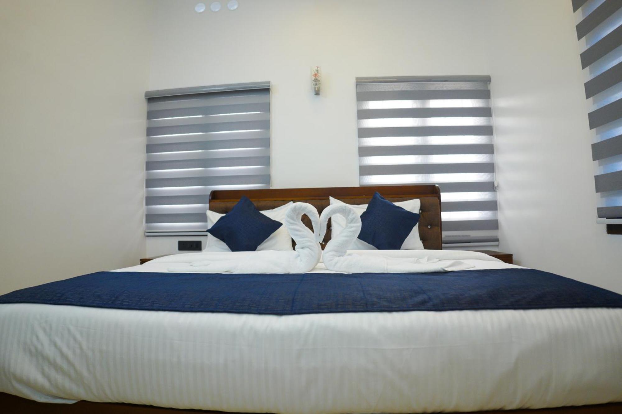 Teak And Lake Homestay Thekkady Exterior photo