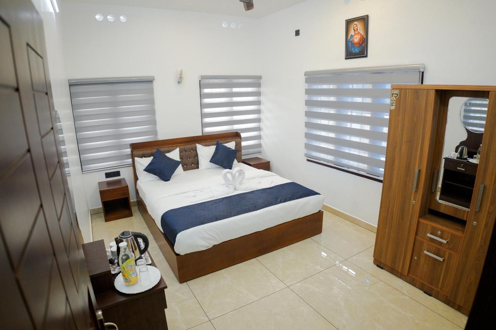Teak And Lake Homestay Thekkady Exterior photo